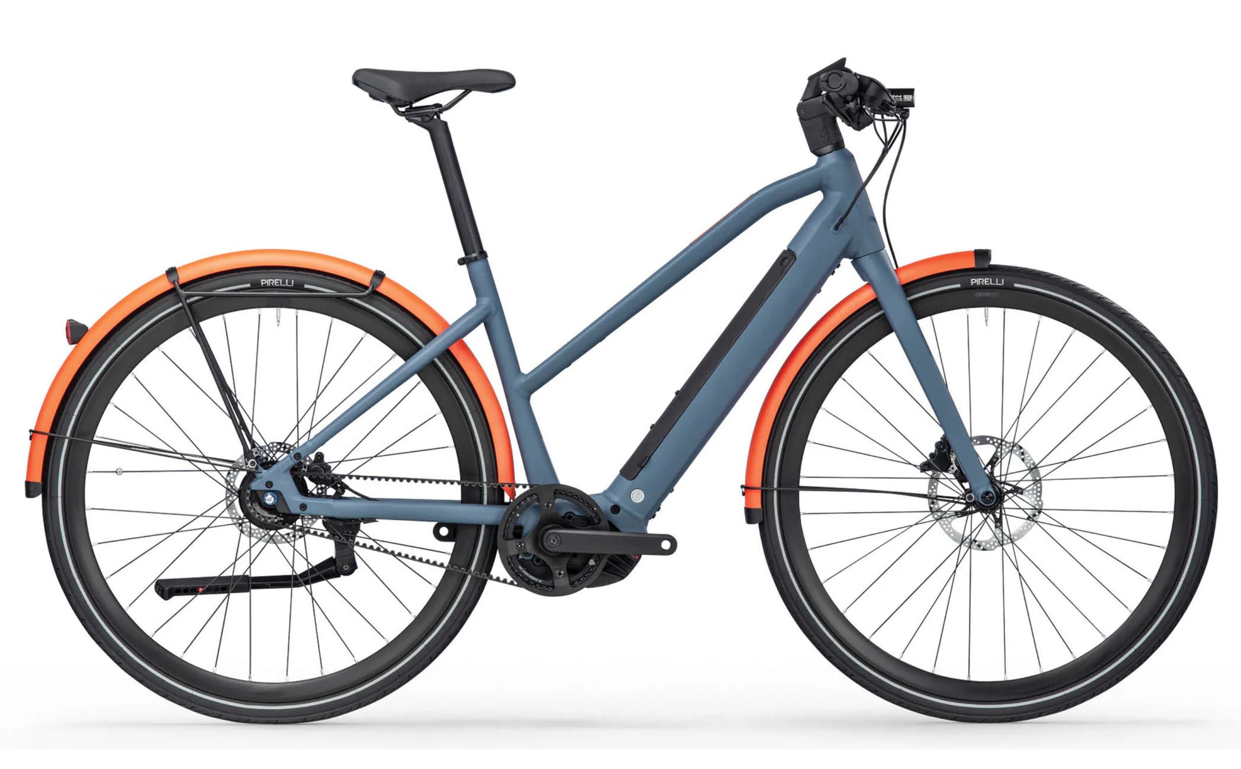 BMC 257 AMP AL ONE ST – Seitenansicht des City-E-Bikes mit Bosch Performance CX Antrieb und 625 Wh Akku.