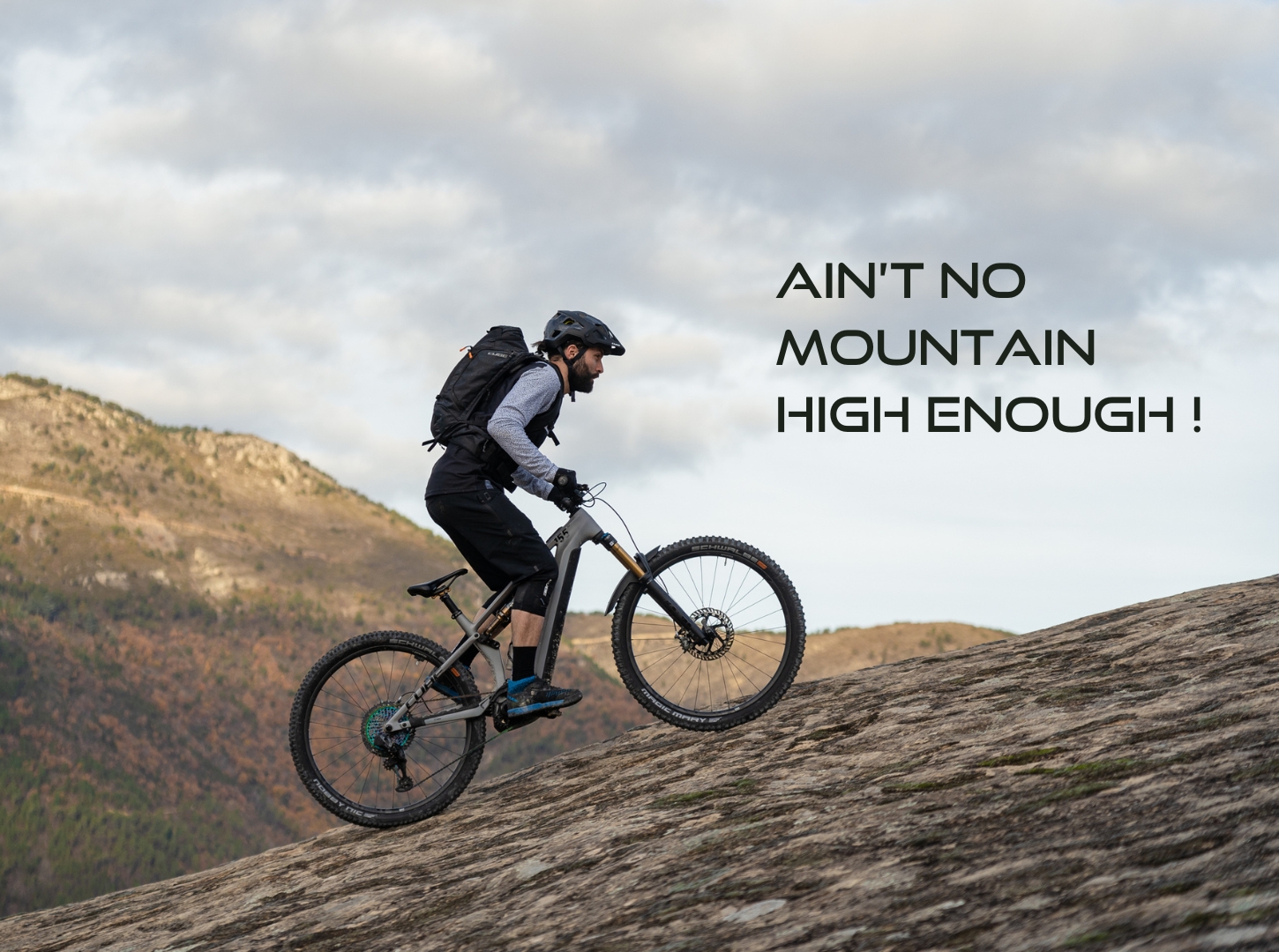 Cube E-MTB Fullys Actionshot E-Mountainbiker mit seinem Cube E-MTB Fully beim Uphill