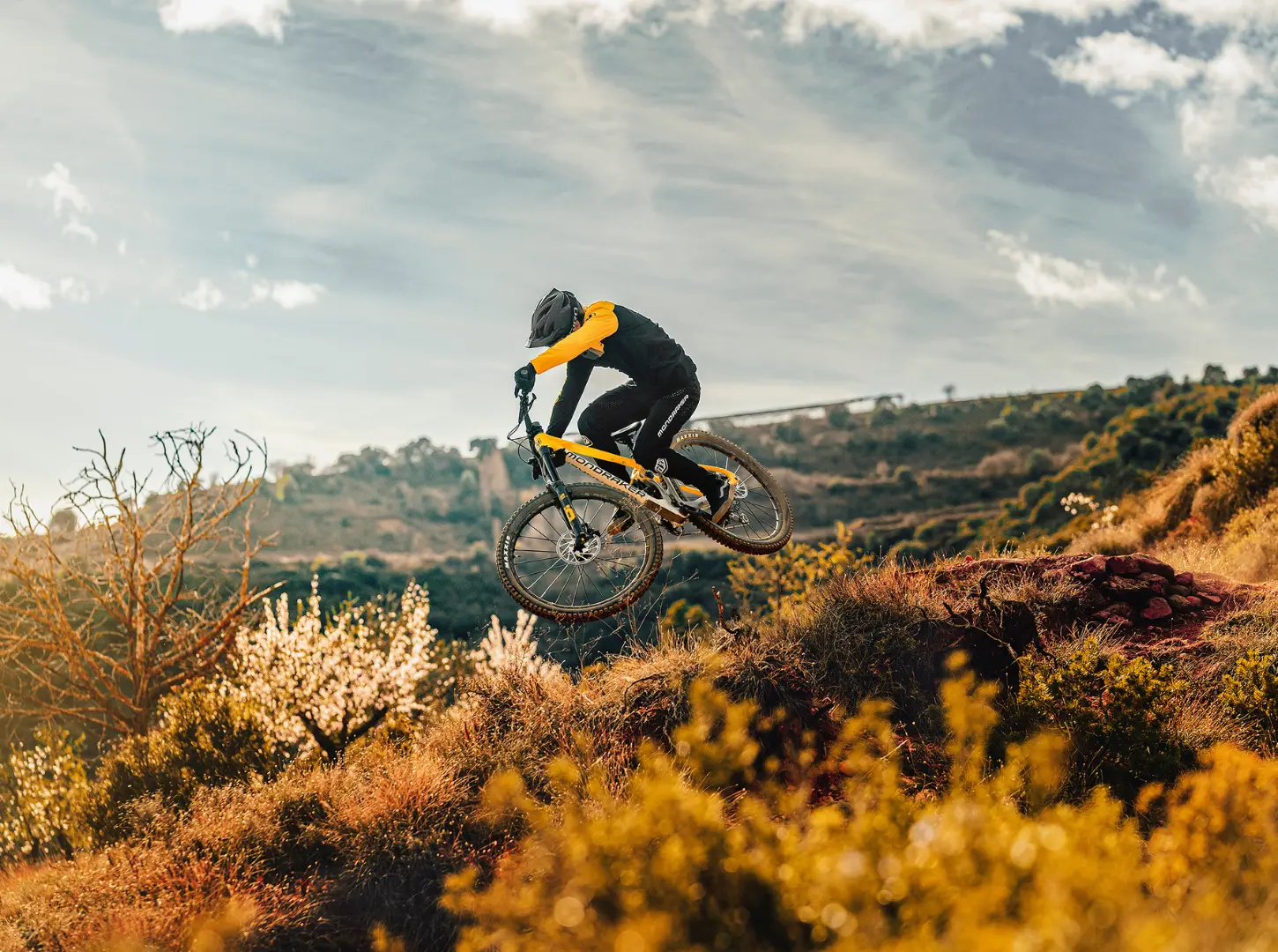 Mondraker Foxy Actionshot Mondraker Foxy Actionshot Mountainbiker in Spanien beim Downhill