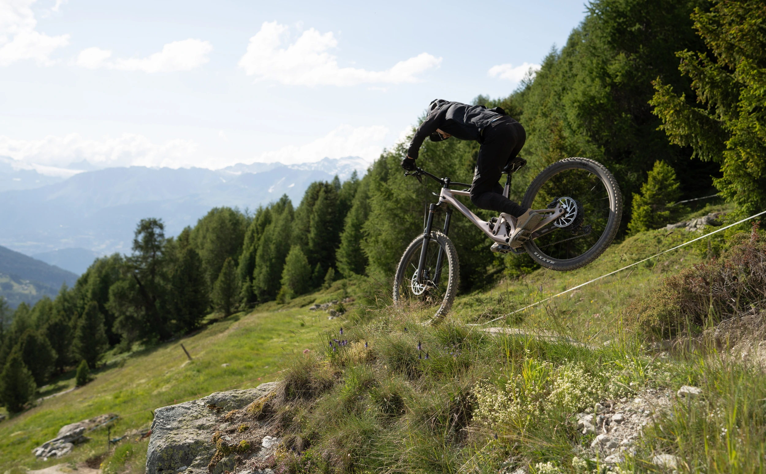 SCOR 4060 LT Carbon Frameset SCOR 4060 LT Carbon Frameset Fox Float X2 Factory Powder Rose Actionfoto