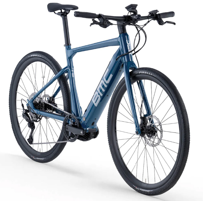 BMC Alpenchallenge AMP AL TWO – hintere Schrägansicht mit sichtbarem Bosch Performance CX Motor und breiten Reifen.