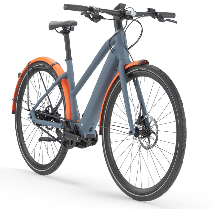 BMC 257 AMP AL ONE ST – diagonale Frontansicht mit integriertem Akku und farblich abgesetzten Schutzblechen.