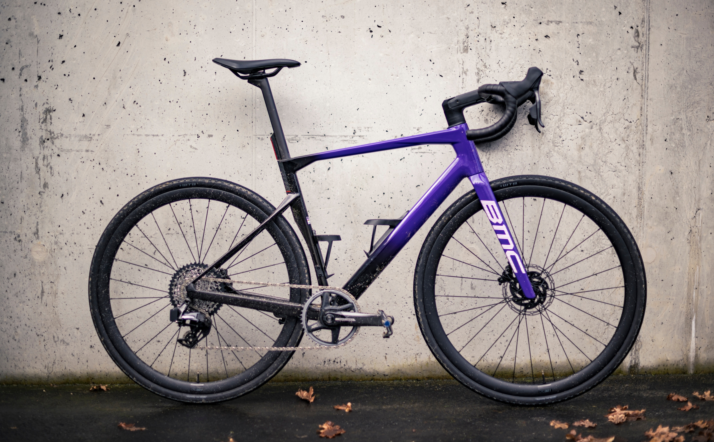 BMC Roadmachine 01 X ONE Sram Force XPLR eTap AXS BMC Roadmachine 01 X ONE Sram Force XPLR eTap AXS Outdoor Produktfoto