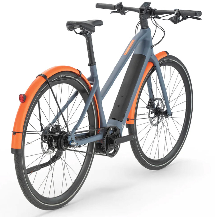 BMC 257 AMP AL ONE ST – Schrägansicht des urbanen E-Bikes mit Tiefeinstieg in Blau-Orange.