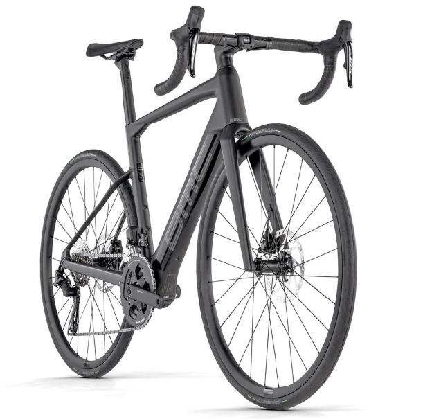BMC Roadmachine 01 AMP Three – vordere Schrägansicht des schwarzen E-Rennrads mit Carbonrahmen.