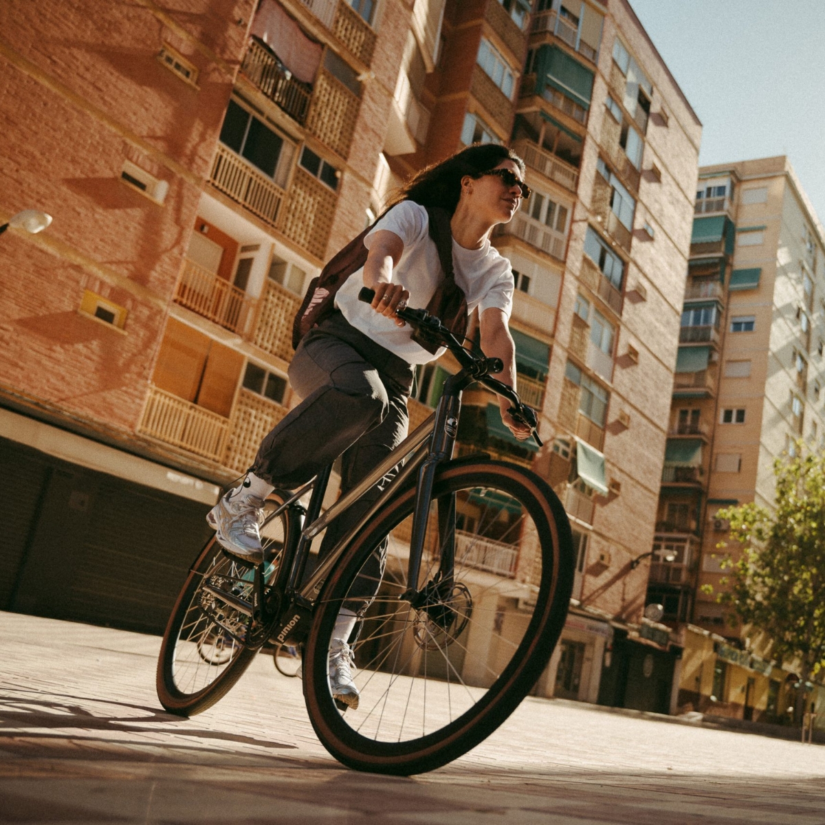 Frau auf Desiknio-Bike in urbaner Umgebung.